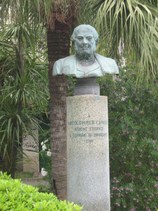 Mezzobusto bronzeo ubicato nella Villa Comunale di Sorrento che ritrae Bartolommeo Capasso